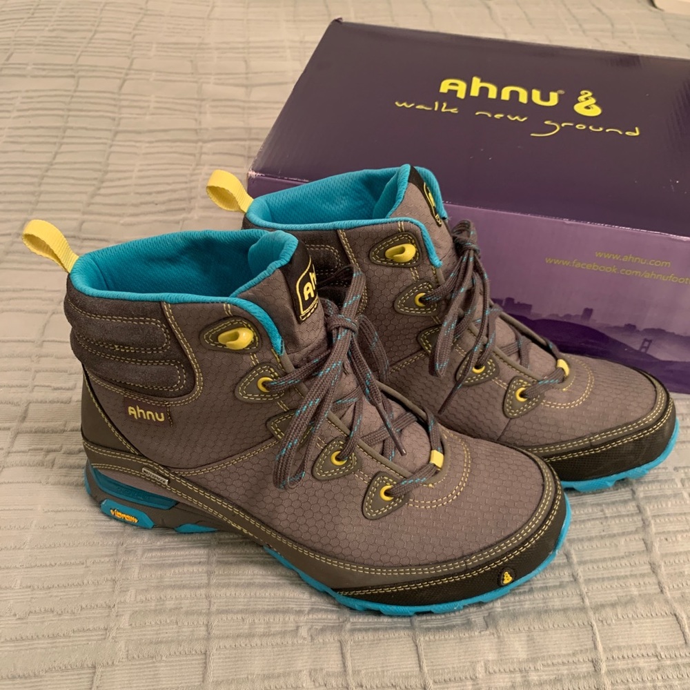 Ahnu hiking book